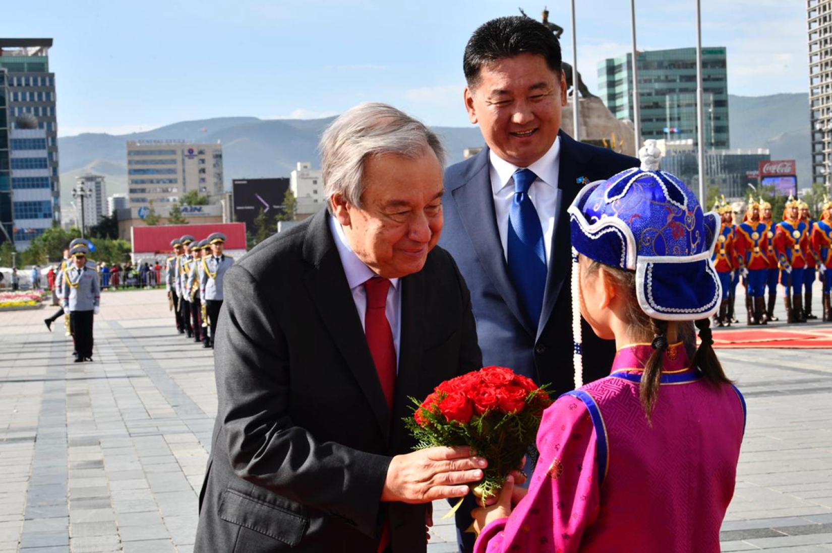 A Mongolian girl welcome SG with bouquet 
