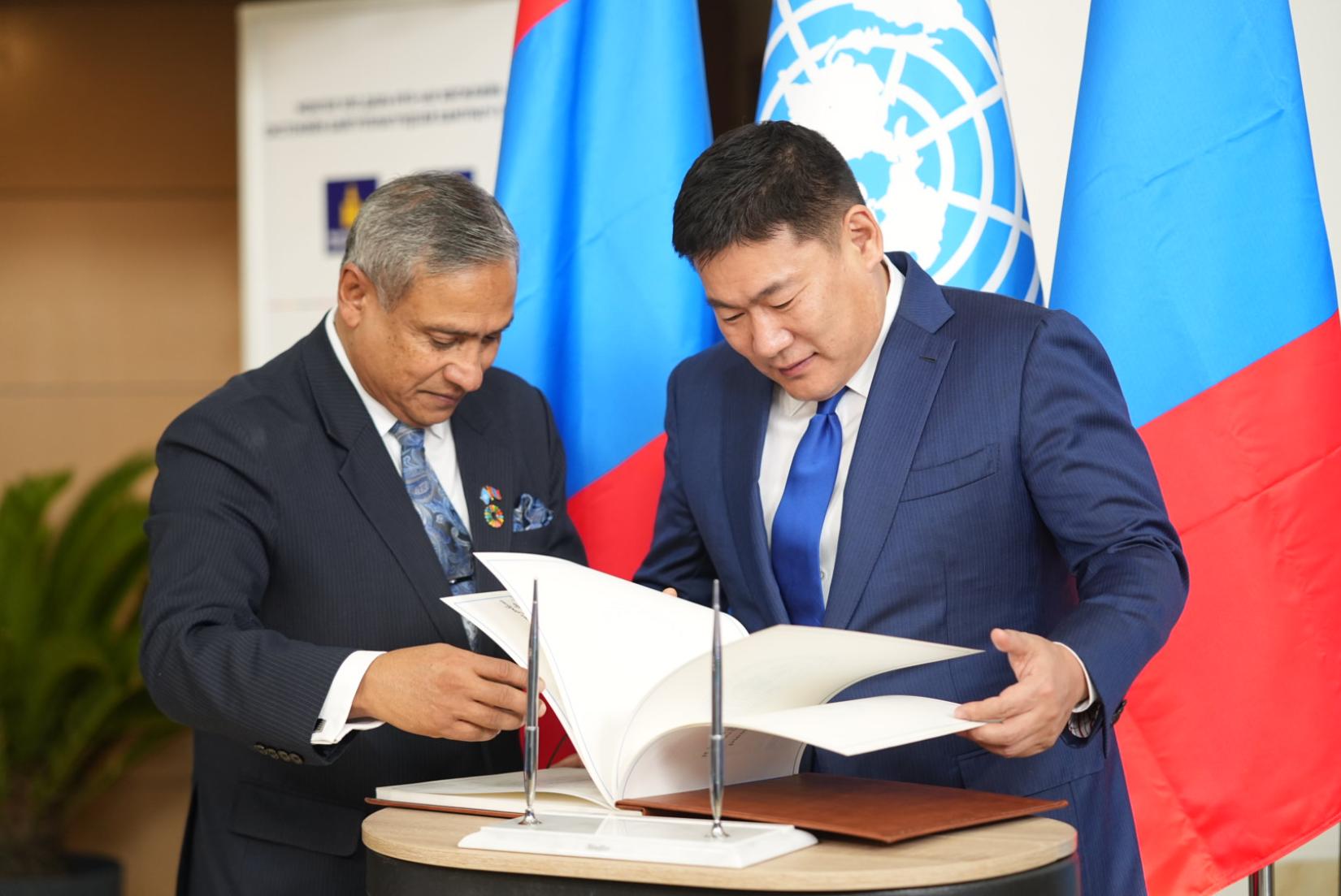 Prime Minister signed on UN Mongolia Honoured Guests Book 