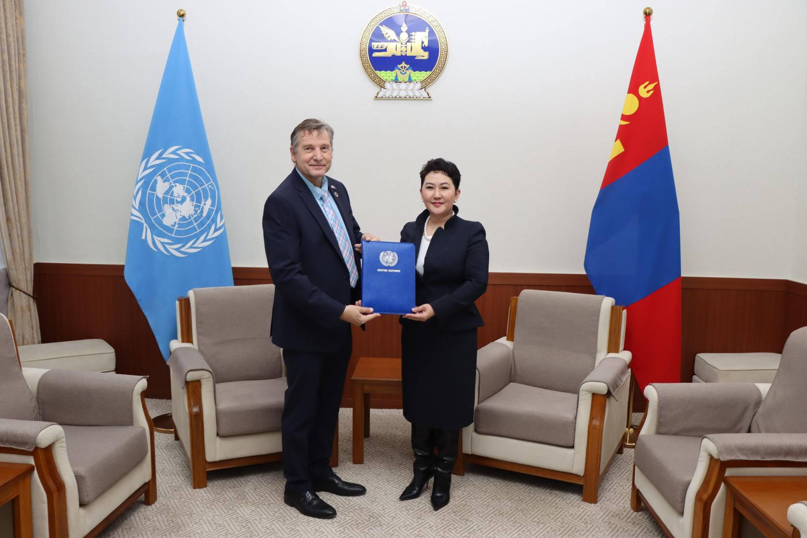 Mr Hierden presents letter of credence